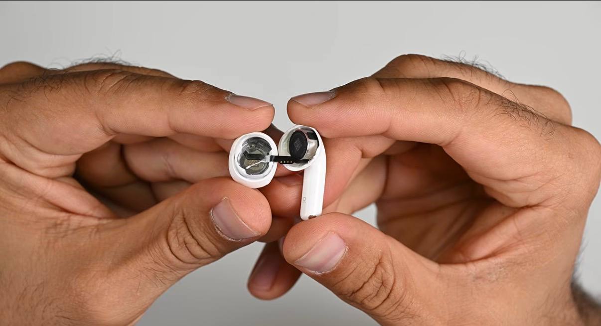 iFixit: Apple заметно упростила замену аккумуляторов AirPods 5