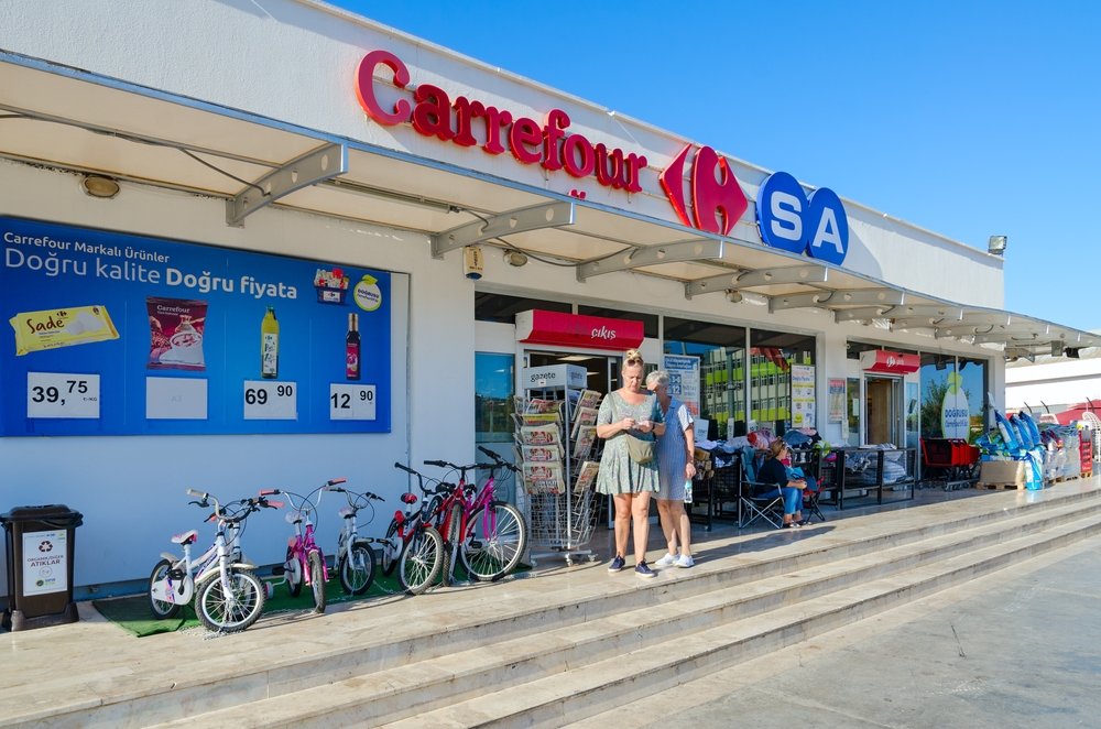 Carrefour продаст 35 магазинов во Франции и Испании за €290 млн
