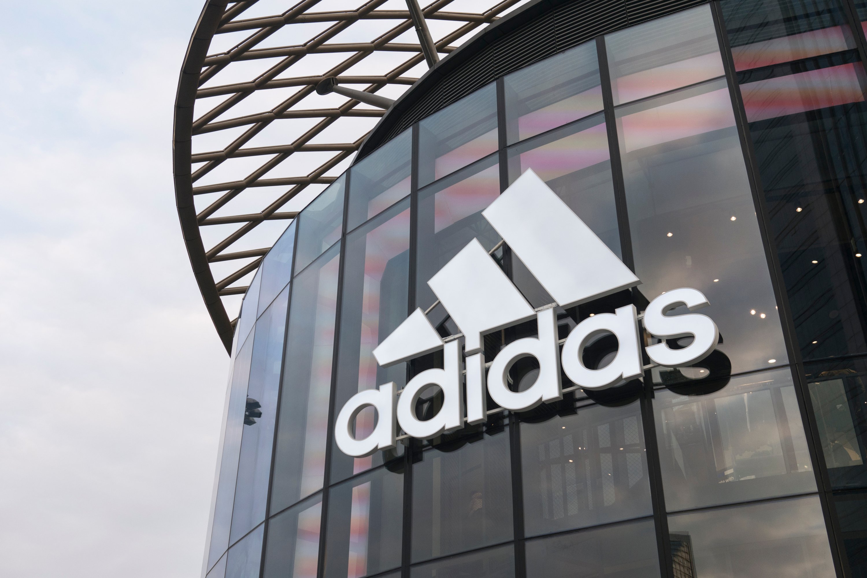 Adidas зарегистрировал товарный знак в России до 2035 года