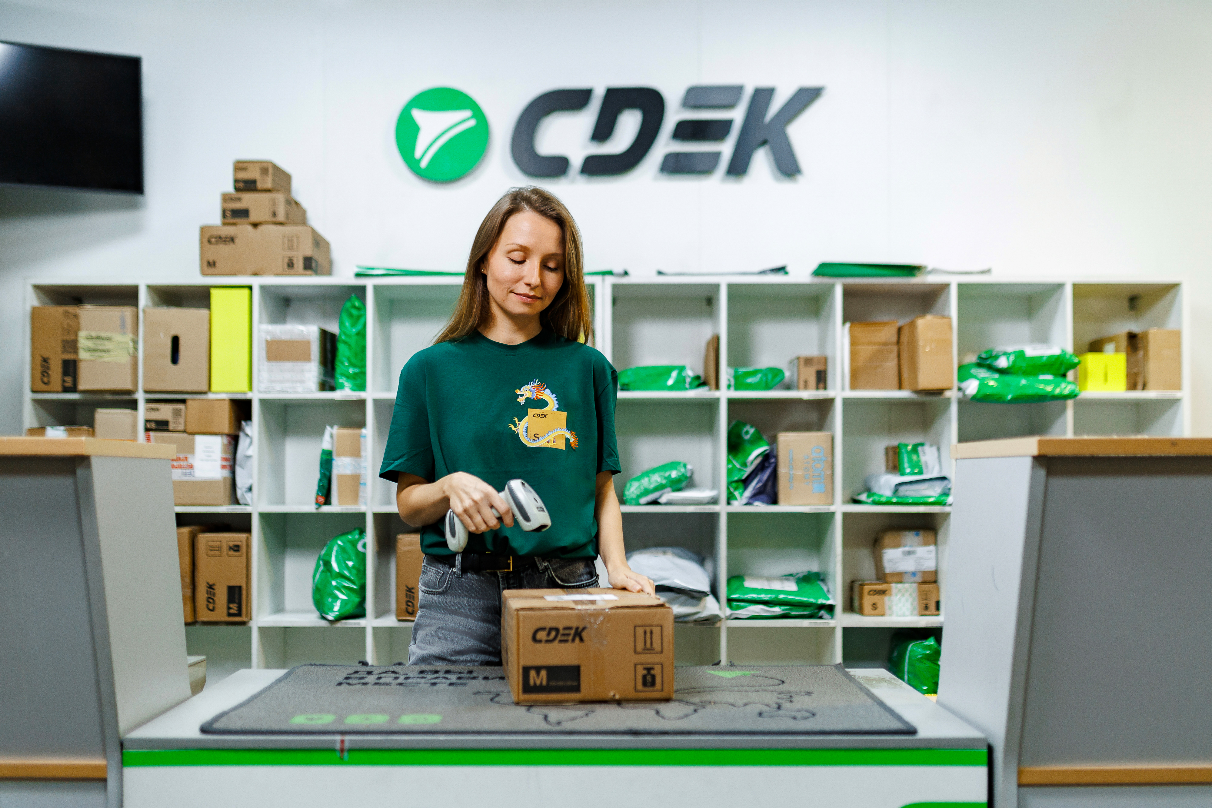 Грива для кота и шапка-зонтик: какие необычные посылки отправляли в сентябре