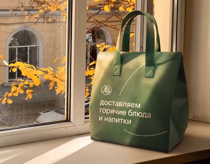 «Азбука вкуса» начала доставлять блюда и напитки в термопакетах